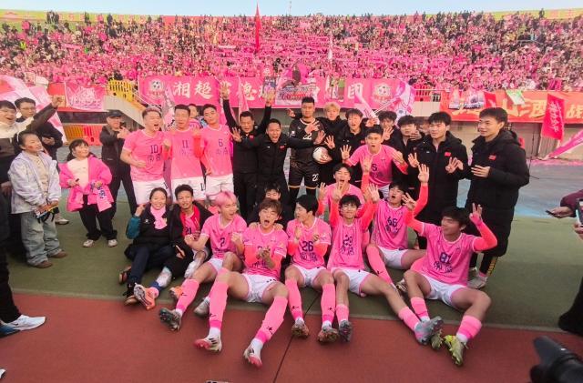 1766733873904084158.jpg 常德队球员在赛后合影,庆祝胜利。常德日报记者 徐珊珊 摄.jpg