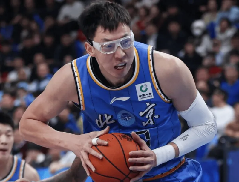 周琦全场出战31分钟，投篮5中3得到8分12篮板2助攻1盖帽