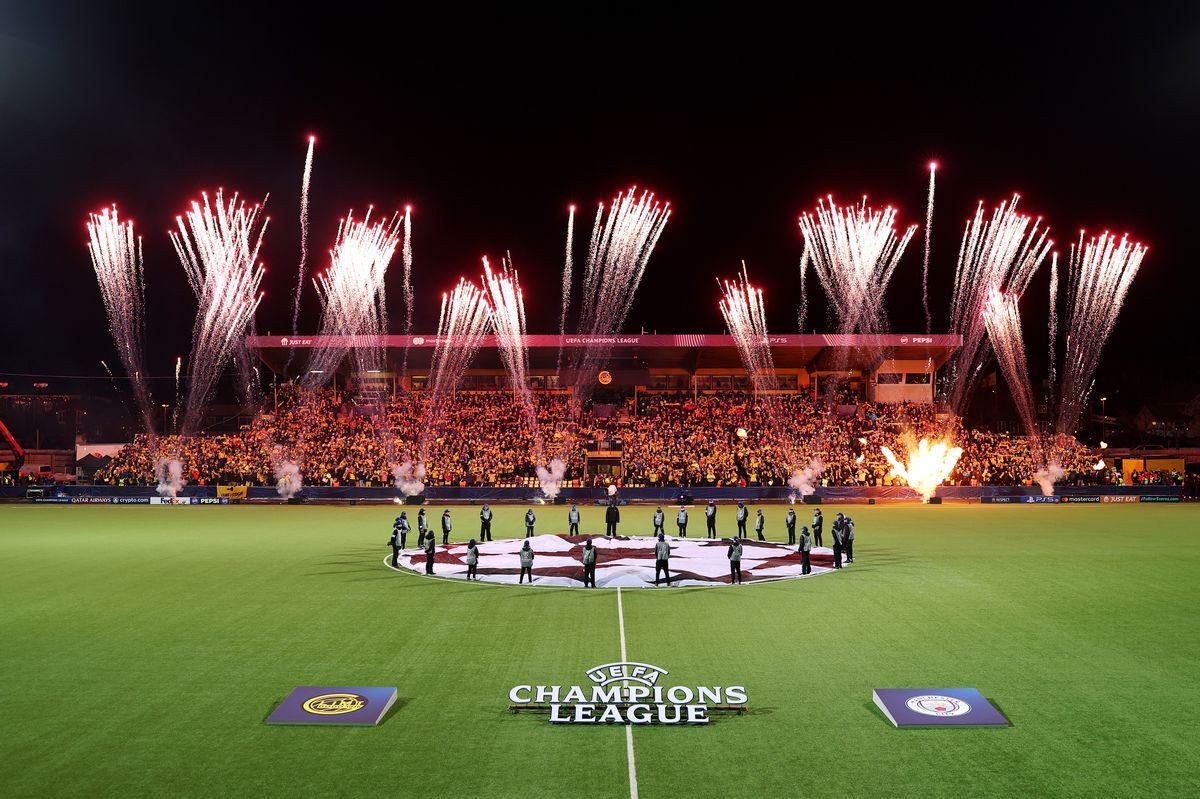 开云体育官网-曼晚：大量未买到票的曼城球迷也随队远征挪威客场，甚至有人爬树上看球