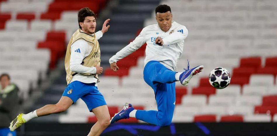 开云app-世体：皇马在光明球场进行训练，姆巴佩确认身体状态可以首发